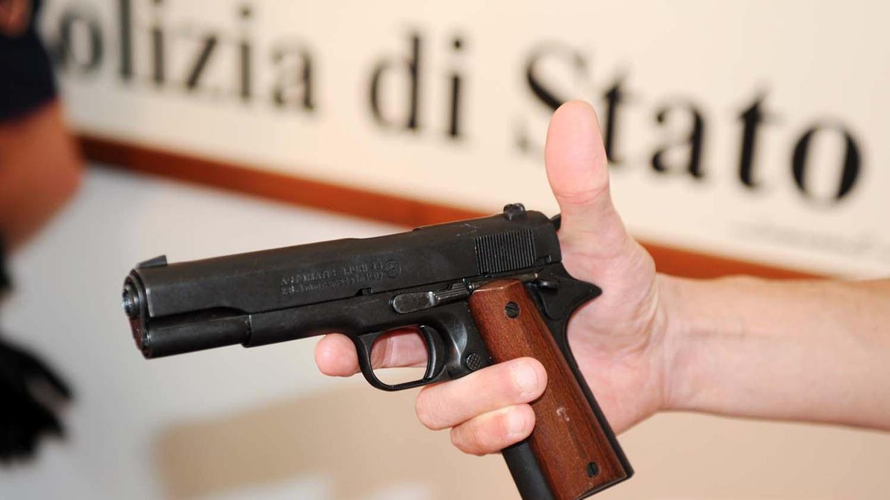 La pistola finta usata per la rapina (foto Paolo Barlettani)