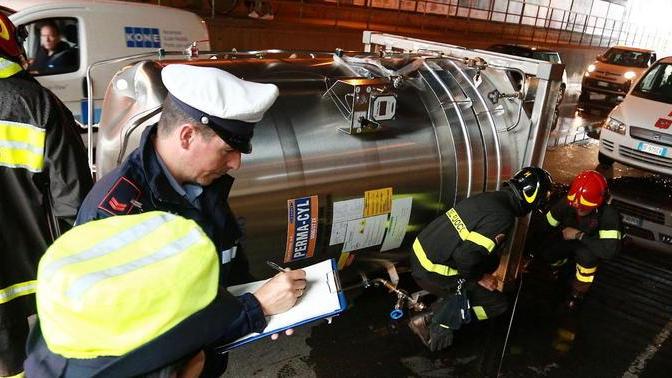 Si ribalta sotto la ferrovia una cisterna per l’azoto