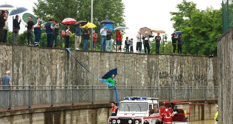 Auto sommersa nel sottopasso dopo il nubifragio 
