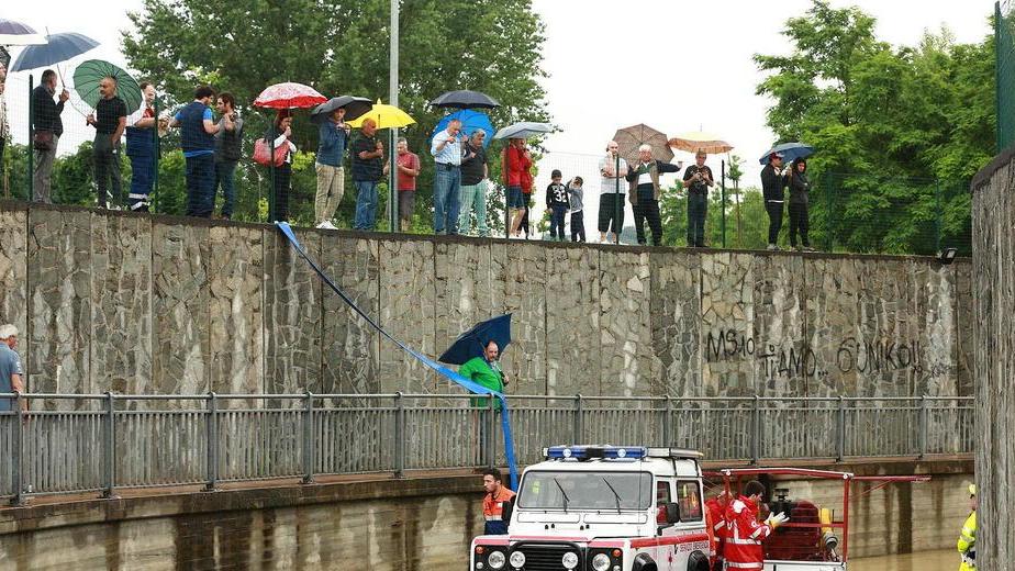 Auto sommersa nel sottopasso dopo il nubifragio