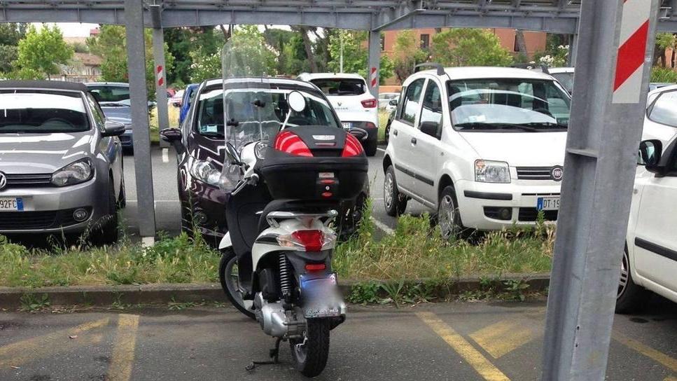 Scooter in sosta nel posto dei disabili