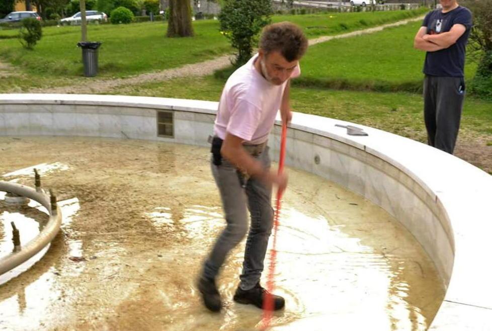 Vandali alla fontana appena ripulita