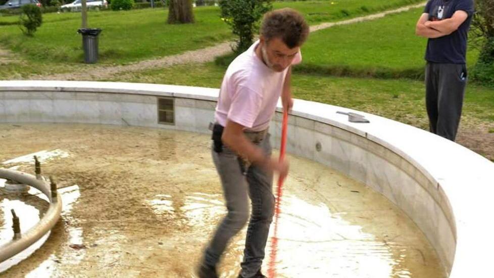 Vandali alla fontana appena ripulita