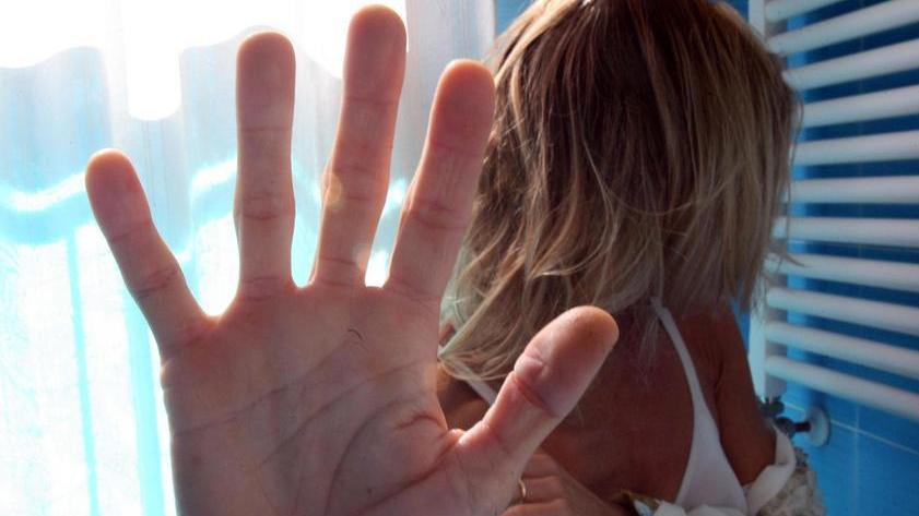 Stuprata dal compagno incontrato su Fb