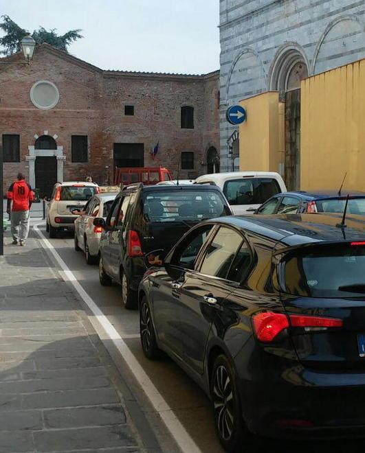 Porta chiusa e il traffico impazzisce 
