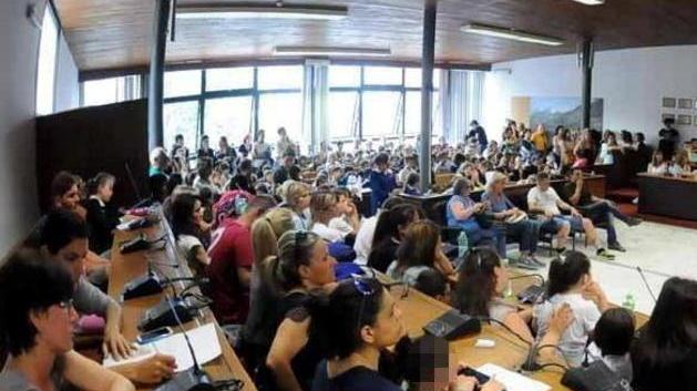 «La nostra classe è piena di crepe, abbiamo paura»