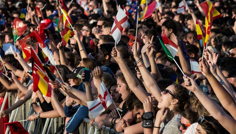 «Non penso al rischio» Parigi balla nella notte 