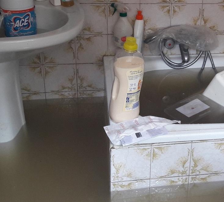Riempita anche la vasca da bagno