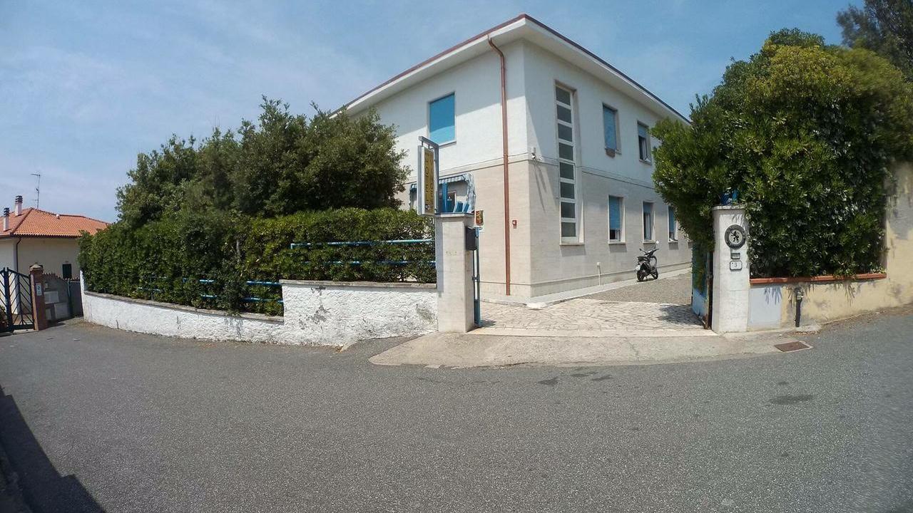 L'esterno dell'hotel Saint Vincent a Castiglioncello