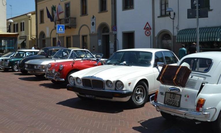 Alcune delle auto d'epoca che hanno partecipato alla scorsa edizione