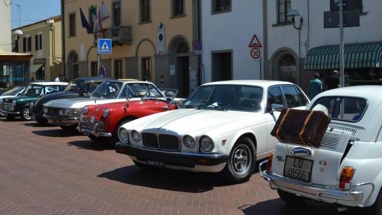 Alcune delle auto d'epoca che hanno partecipato alla scorsa edizione