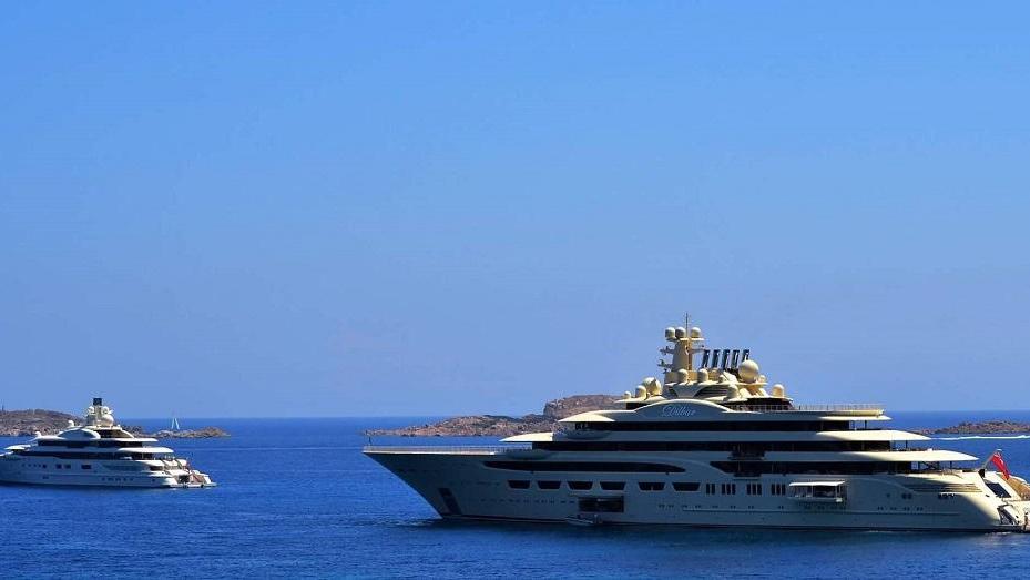 Il nuovo yacht Dilbar, lungo 156 metri, in Costa Smeralda (Foto di Anna Casu)