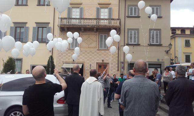 Lanciati in cielo palloncini bianchi per l'ultimo saluto a Francesca