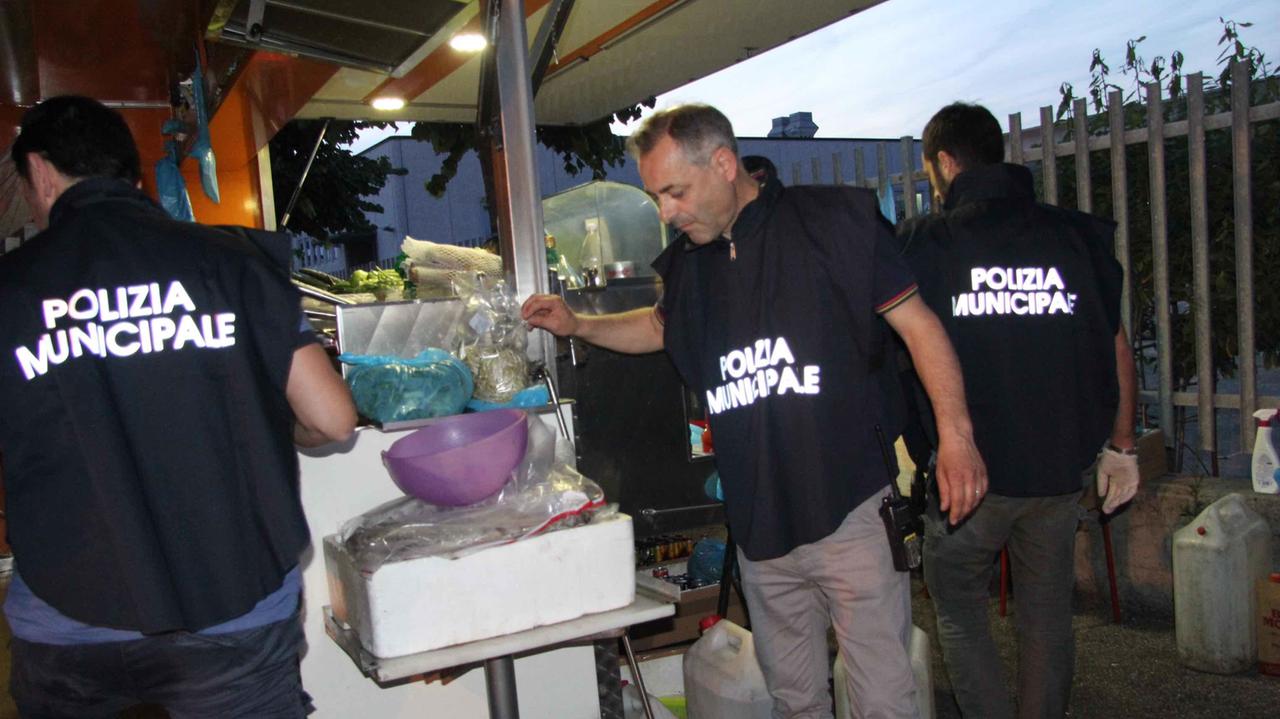 Controlli a un venditore ambulante di panini nel Macrolotto Zero (foto Batavia)