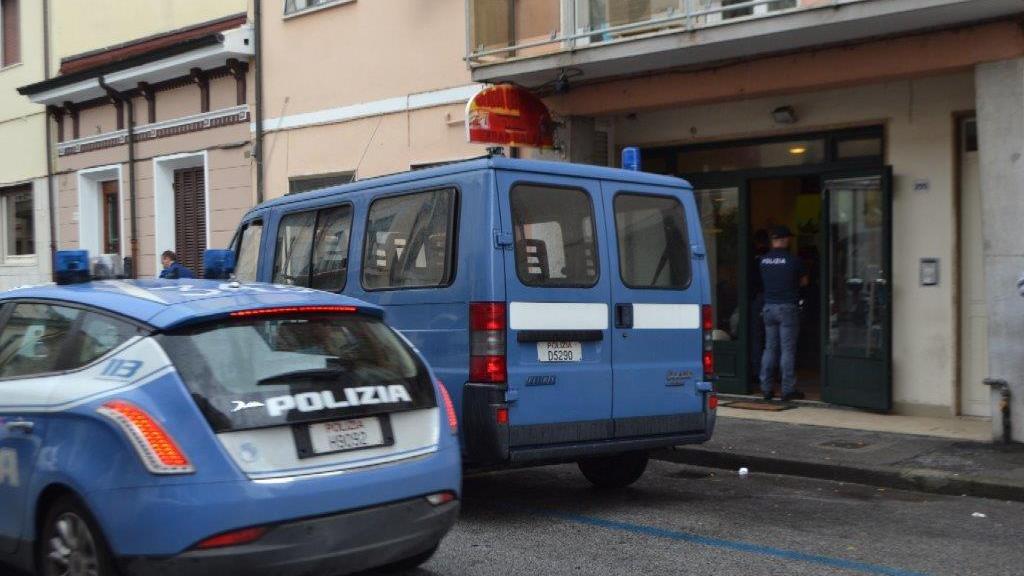 Il locale chiuso dopo le verifiche