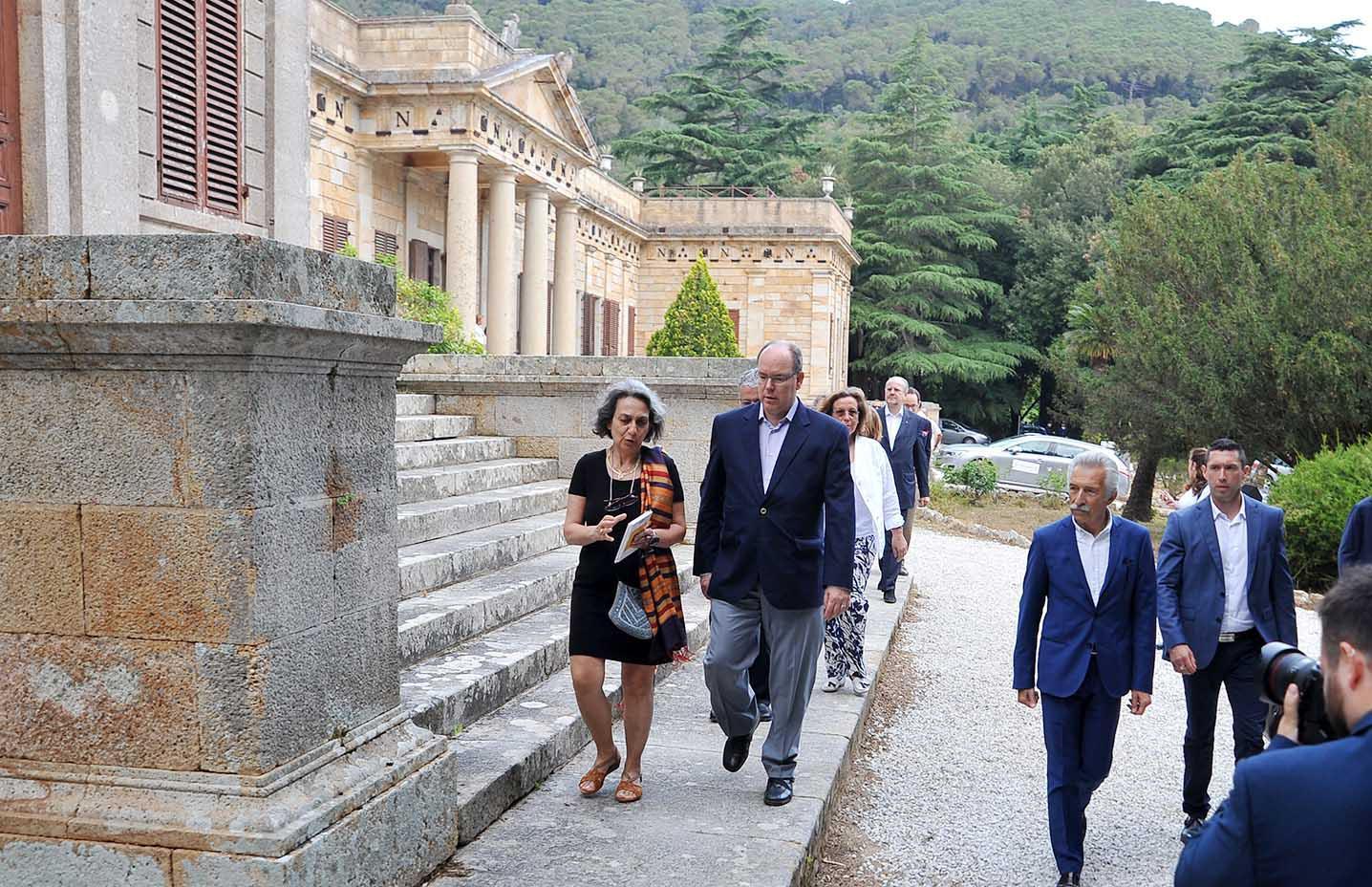 Alberto di Monaco con la direttrice D'Aniello alla villa di San Martino (foto di Gio' Di Stefano)