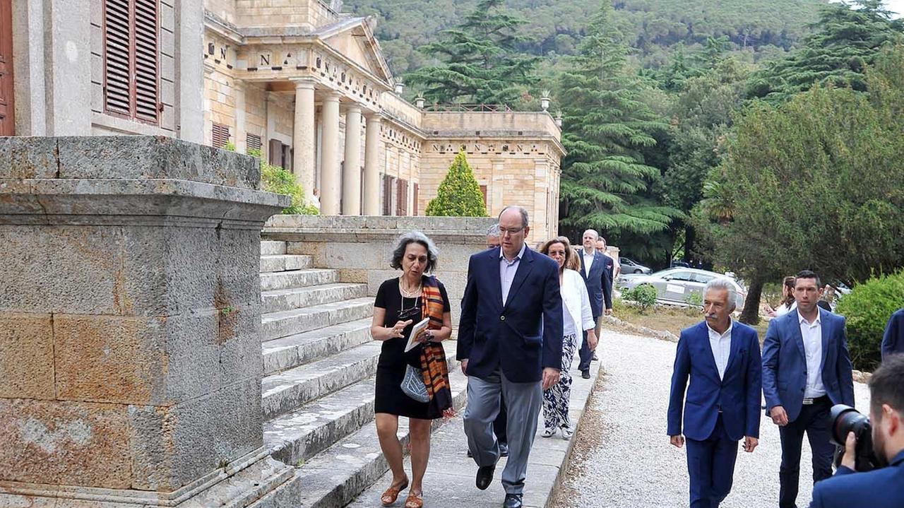 Alberto di Monaco con la direttrice D'Aniello alla villa di San Martino (foto di Gio' Di Stefano)