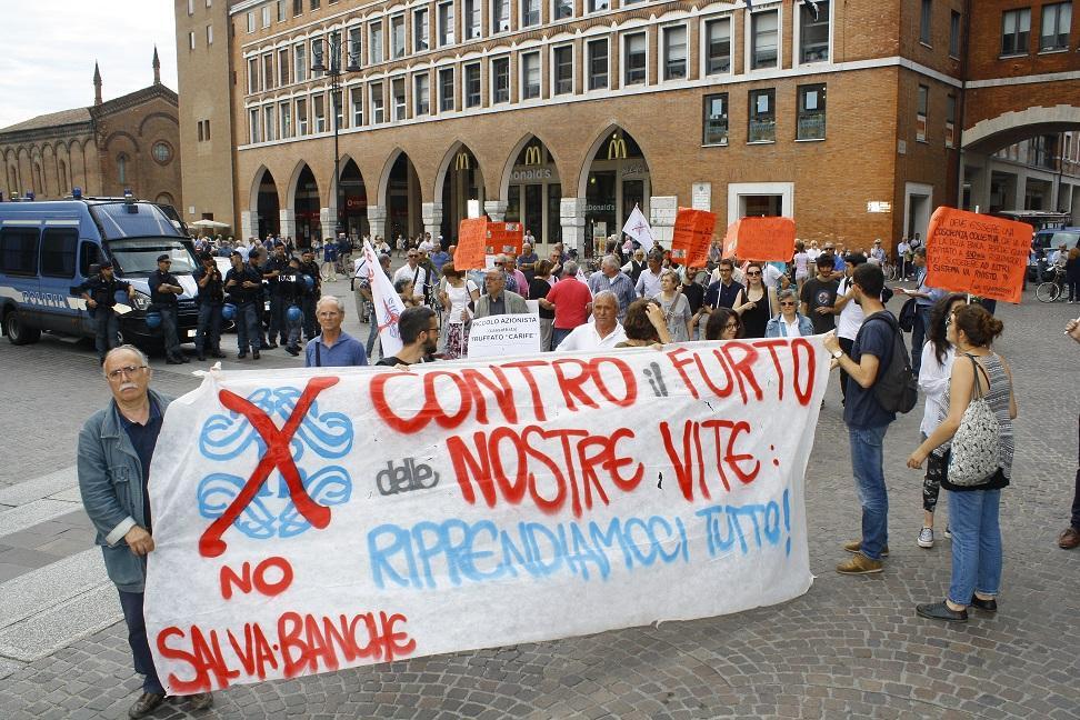 Il corteo dei No Salvabanche