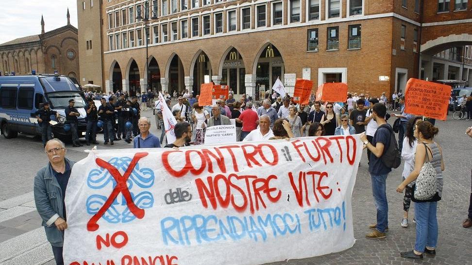 Il corteo dei No Salvabanche