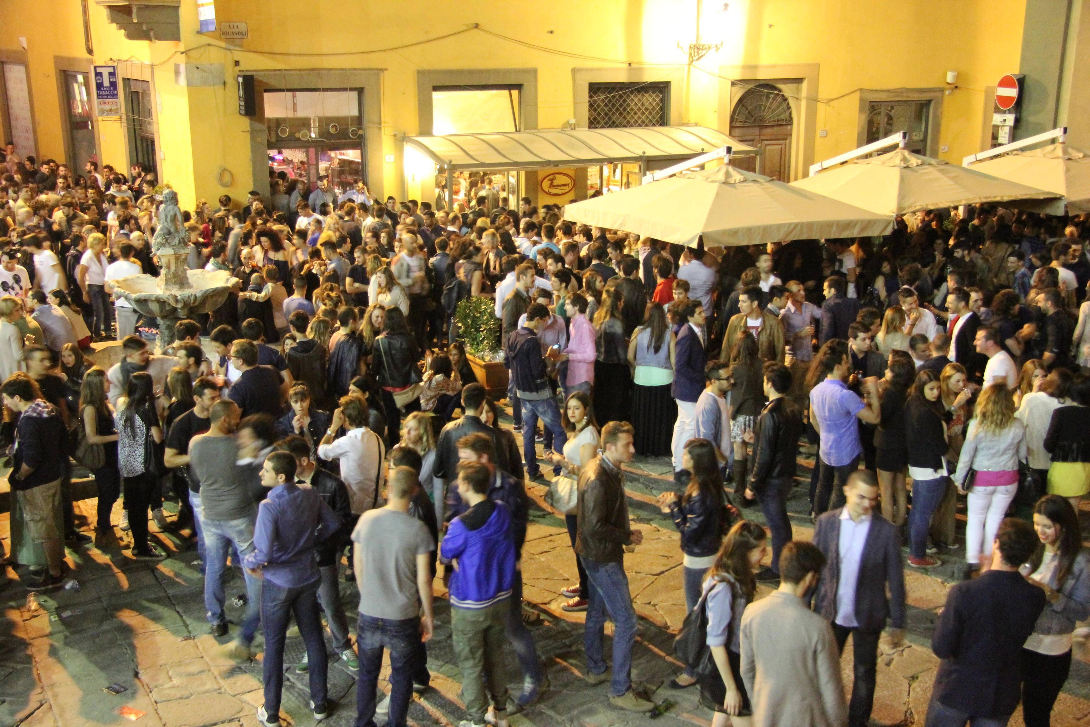 Movida serale in piazza del Duomo a Prato (foto d'archivio)