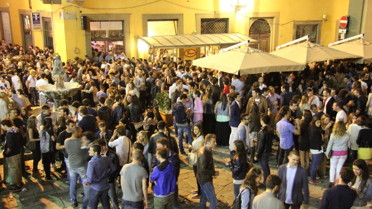 Movida serale in piazza del Duomo a Prato (foto d'archivio)