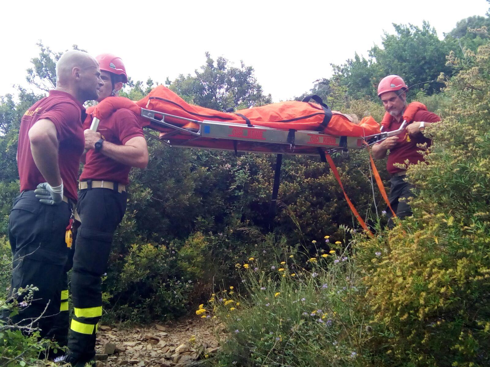 La donna portata a valle dai vigili del fuoco