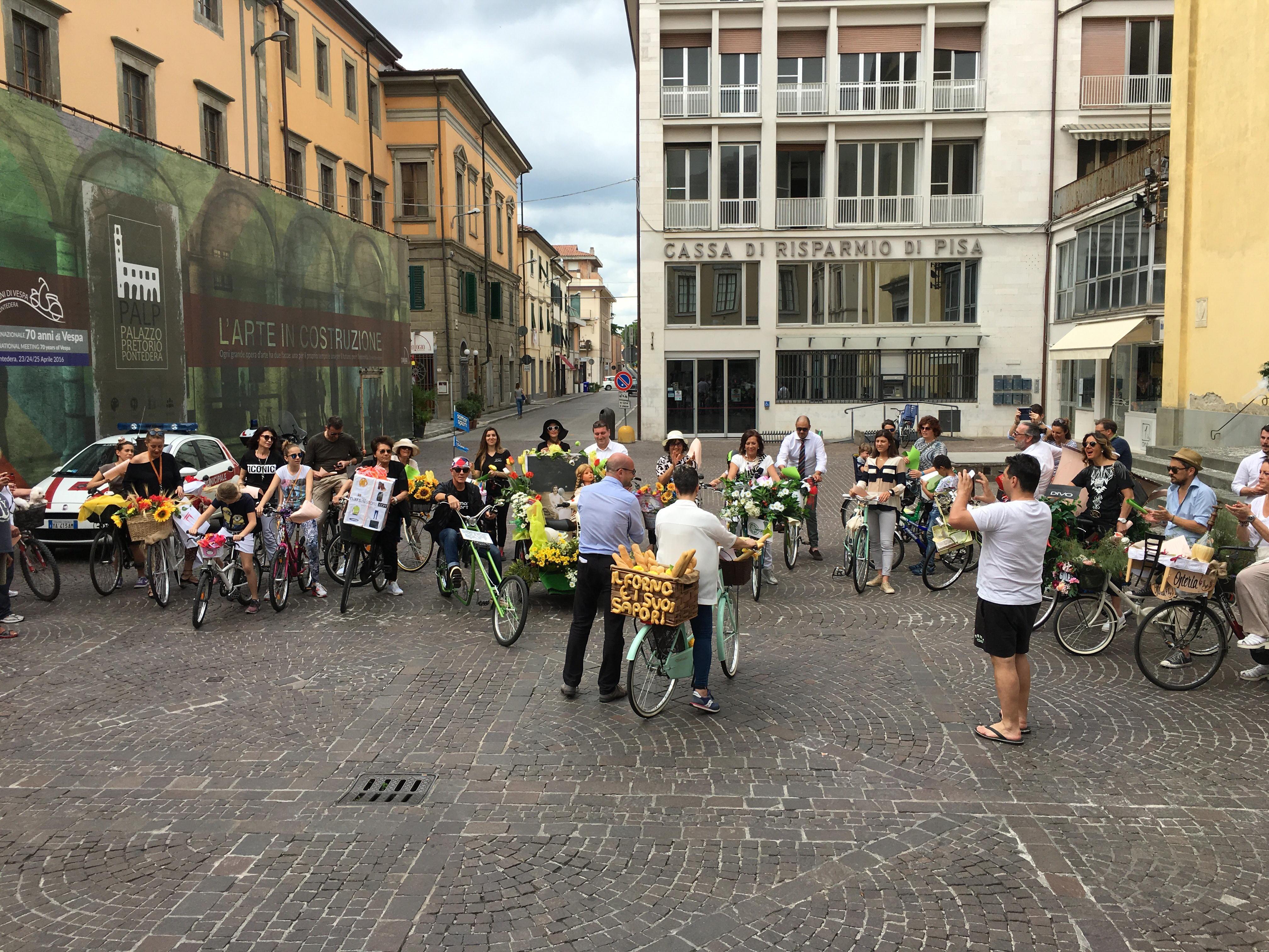 Un momento dello shopping ecologico dei commercianti di Pontedera (Foto Franco Silvi)