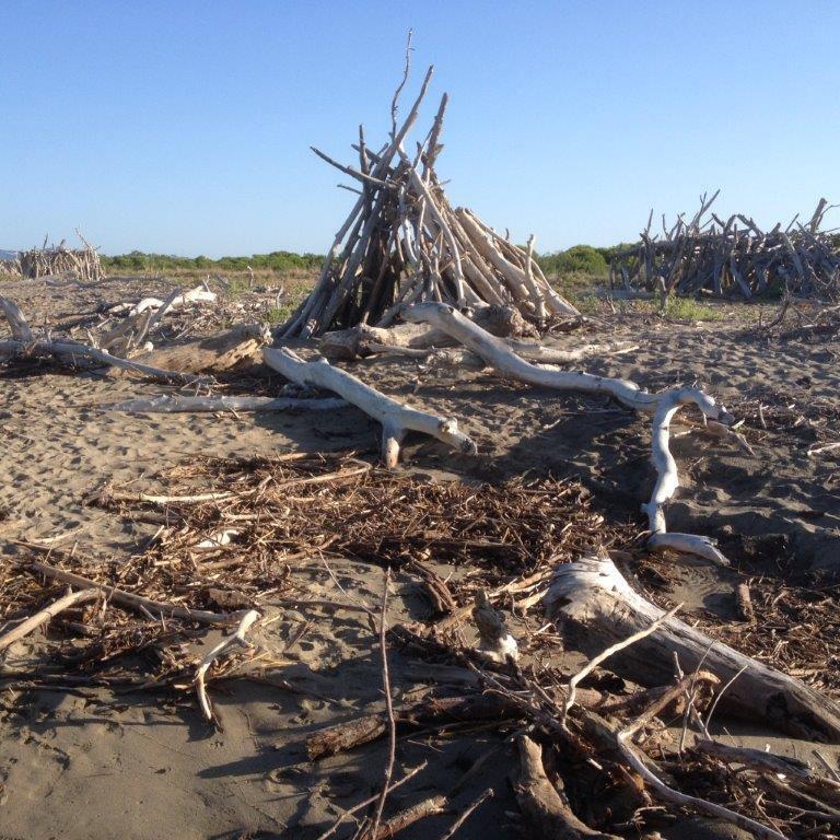 La spiaggia di Principina a mare con i suoi storici capanni