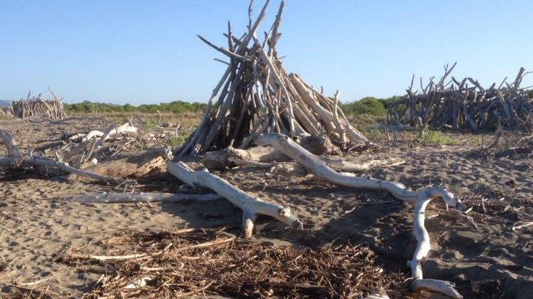La spiaggia di Principina a mare con i suoi storici capanni