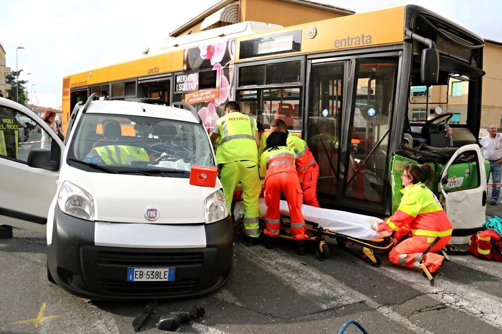 L'incidente tra il bus e il furgone 