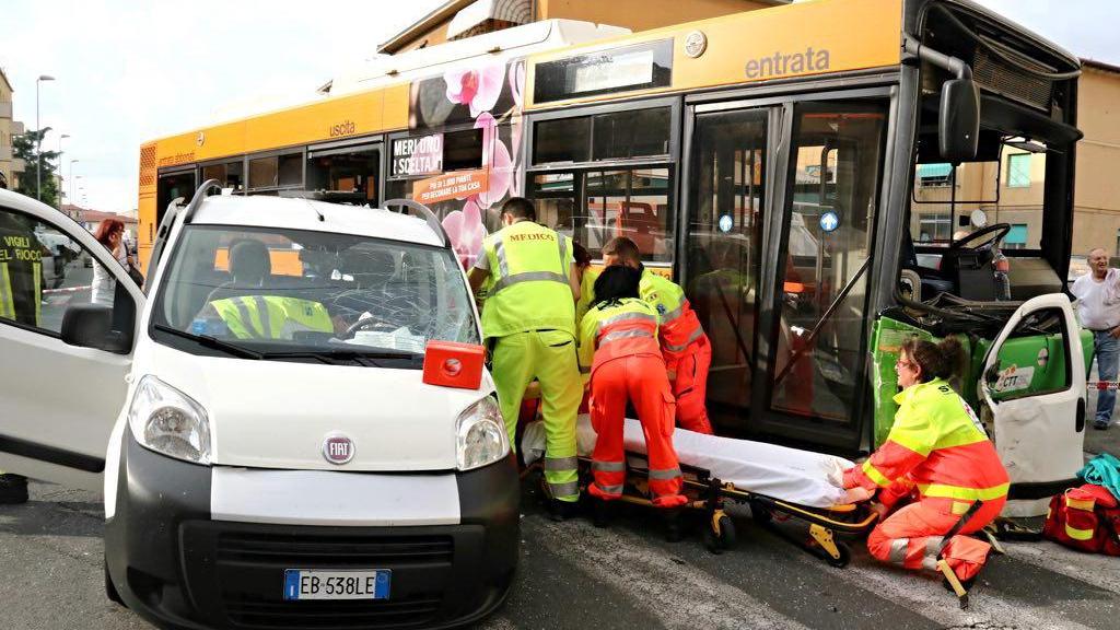 L'incidente tra il bus e il furgone