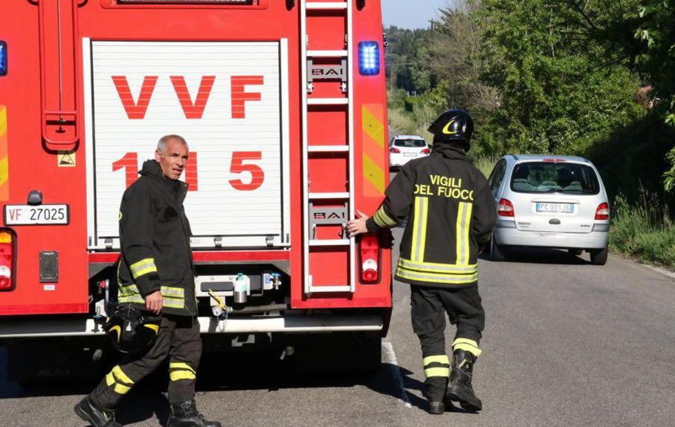 Camper si ribalta in galleria, paura sulla A15 