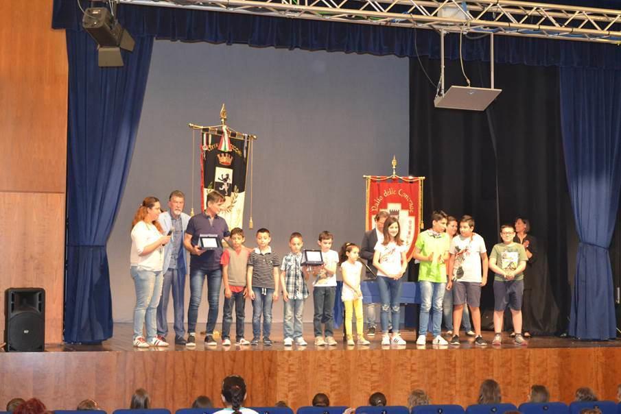 I bambini premiati sul palco del Pacini (foto agenzia Sestini) 