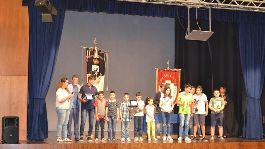 I bambini premiati sul palco del Pacini (foto agenzia Sestini)