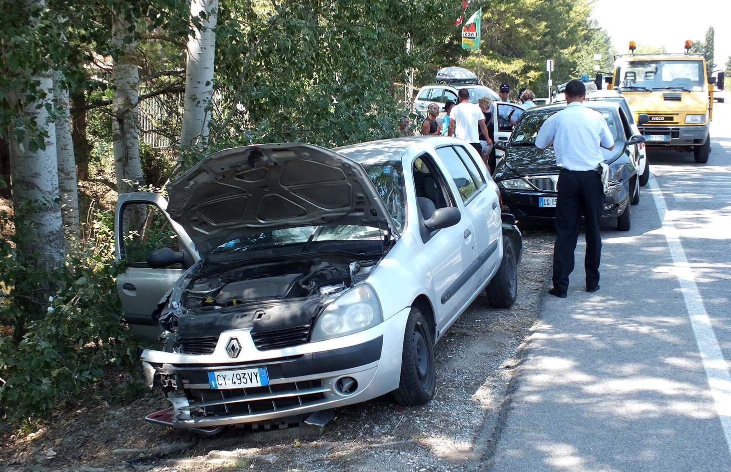 Un’auto coinvolta in uno dei tanti incidenti sulla strada Geodetica (foto Paolo Barlettani)