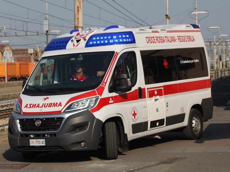 Muore a 24 anni gettandosi sotto il treno 