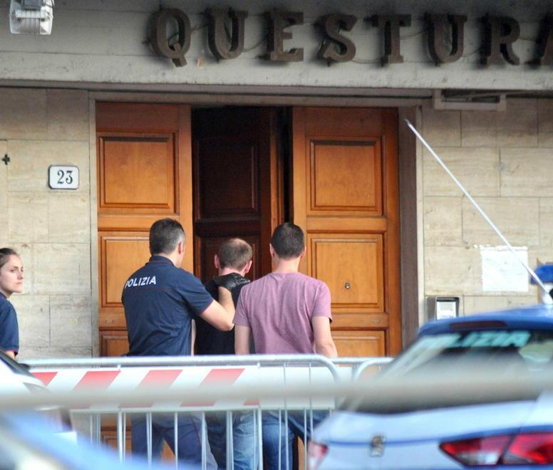 Insegue il ladro dopo il colpo in una farmacia del centro 