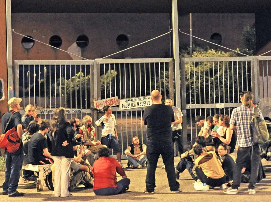 Centro sociale sgomberato protestano gli occupanti 