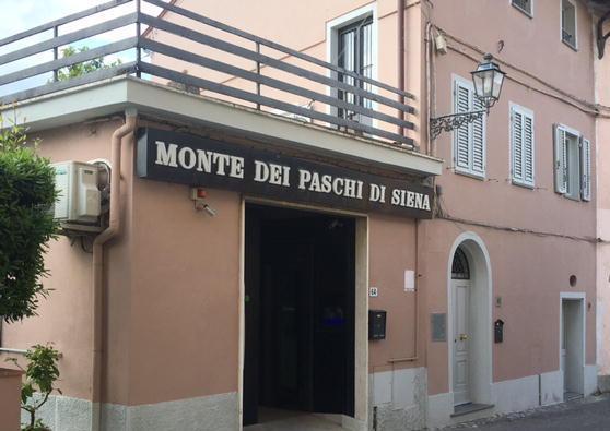 Armato di trincetto rapina il Monte dei Paschi