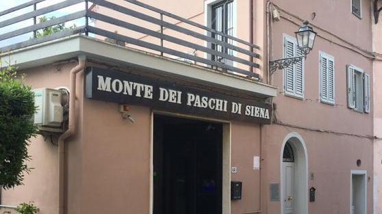 Armato di trincetto rapina il Monte dei Paschi