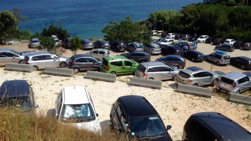 Spuntano bar mobile e una pedana nel piazzale finito al centro delle critiche nel 2015