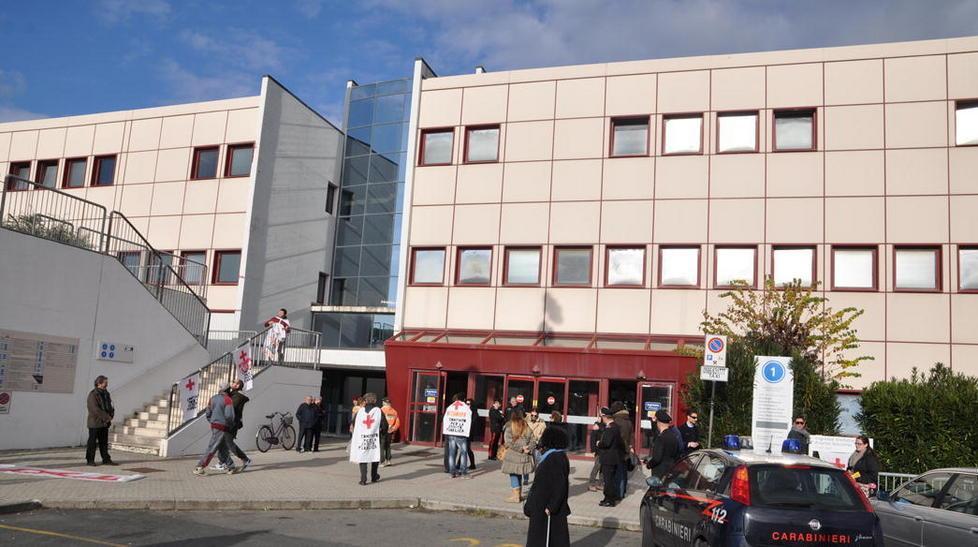 Forti dolori allo stomaco ma l’ecografia fra un anno 