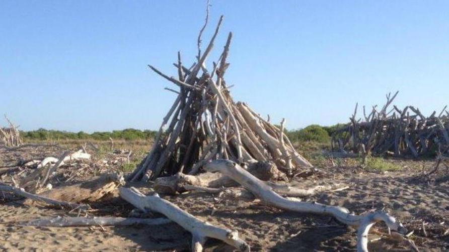 I capanni di legni a Principina a mare sono salvi (per ora)