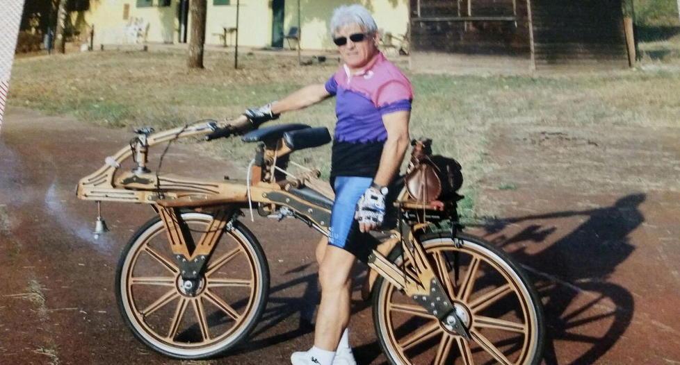 Con la bici di legno Serafini corre veloce verso il Guinness 