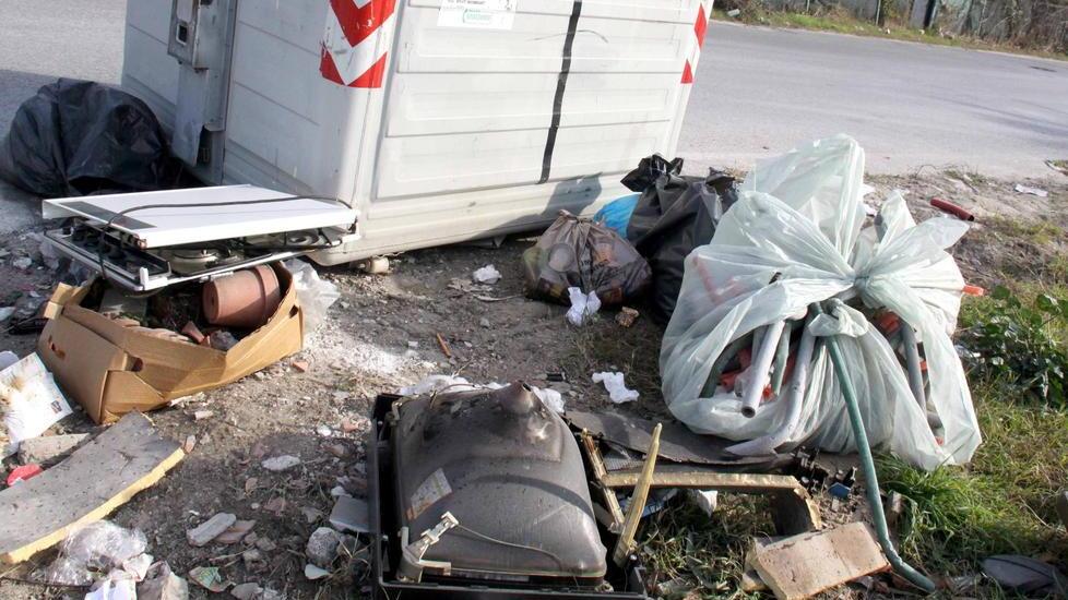 A Massarosa multe ai furbetti dei rifiuti
