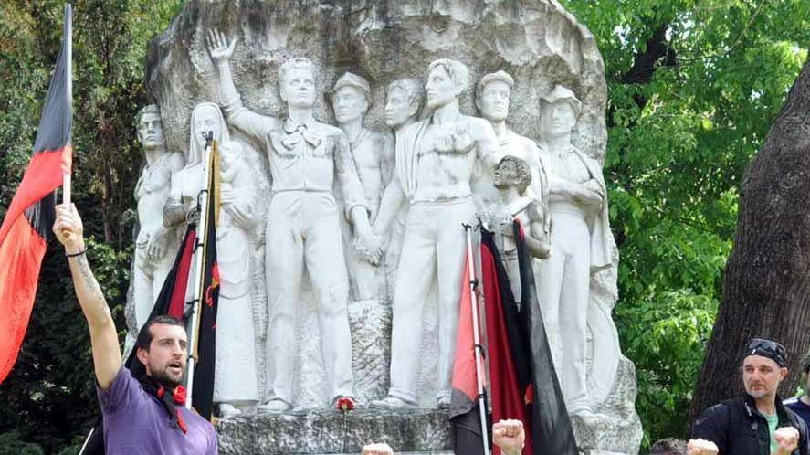 Due big del marmo “adottano” il monumento a Alberto Meschi