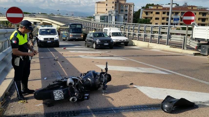 Moto contro auto: centauro fa un volo di otto metri