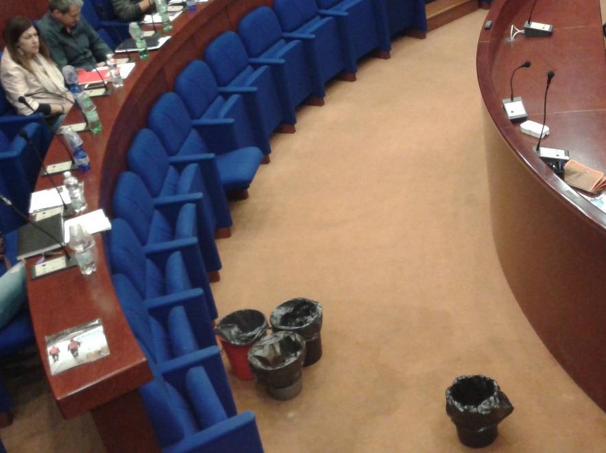 Tubo rotto in Consiglio: nell’aula arrivano i secchi