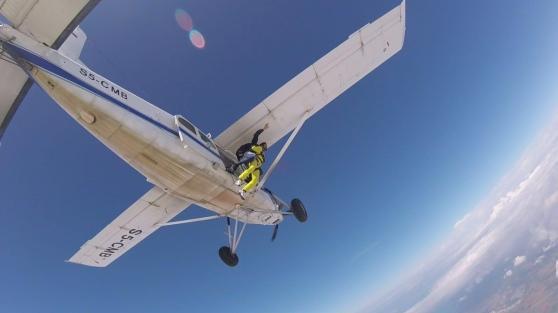 Un'immagine in volo dell'aereo Pilatus PC-6 precipitato a Marina di Cecina