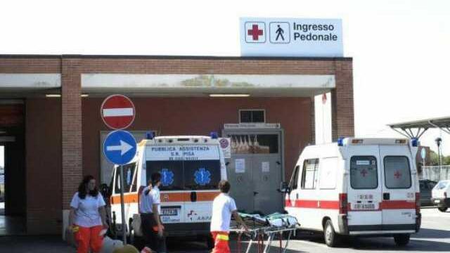 Ragazza cade dal secondo piano mentre cerca il cagnolino